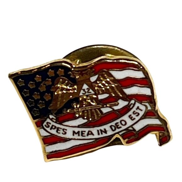 Masonic American Flag Lapel Pin W/ Motto "Spes Mea In Deo Est" Gold-Tone Enamel - Picture 1 of 4
